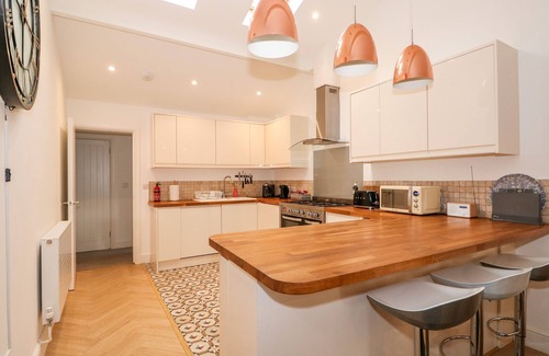 Wymondham Cottage | THE PINFOLD, pet friendly, with hot tub in Melton Mowbray