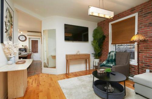 Plateau Mont Royal Apartment | The Plateau Twin - Perfect Group Stay