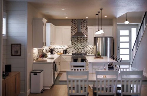 West Eugene Apartment | The PNW Premiere: Close to UO and Autzen stadium