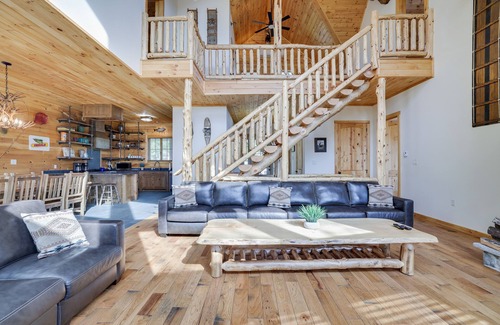 Tannersville House | THE POCONO HOUSE AT CAMELBACK MOUNTAIN with Jacuzzi and Sauna