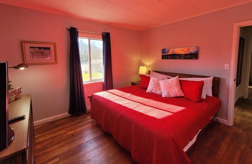 Bryson City House | The Polar House: Walk to Polar Express!