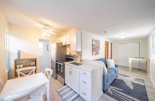 Wildwood Cottage | The Postal Cottage 2BR/1BA Wildwood 2 Blocks to Beach and Boards