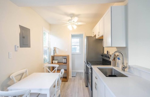Wildwood Cottage | The Postal Cottage 2BR/1BA Wildwood 2 Blocks to Beach and Boards