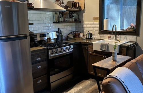 College Place Cottage | The Potter's Retreat Cottage with Two Queen Beds