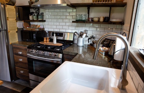 College Place Cottage | The Potter's Retreat Cottage with Two Queen Beds