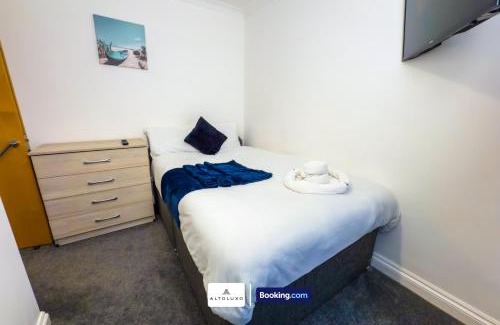 Hanham House | The Purple 5BR House By AltoLuxoExperience Short Lets & Serviced Accommodation With Free Parking
