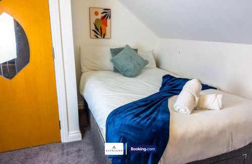 Hanham House | The Purple 5BR House By AltoLuxoExperience Short Lets & Serviced Accommodation With Free Parking