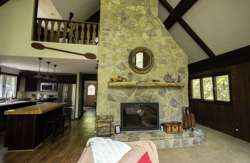 Michaywe House | The Quack Shack - Spacious 5BR | 9 Beds | Sleeps 14 | Retreat | Game Room, Pool & Hot Tub Access