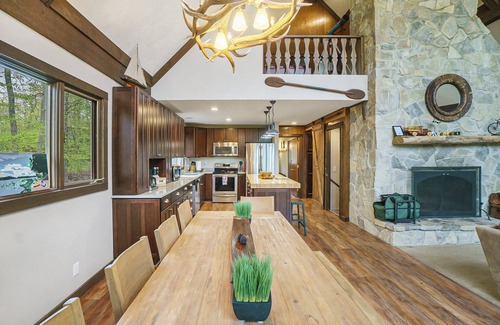 Michaywe House | The Quack Shack - Spacious 5BR | 9 Beds | Sleeps 14 | Retreat | Game Room, Pool & Hot Tub Access
