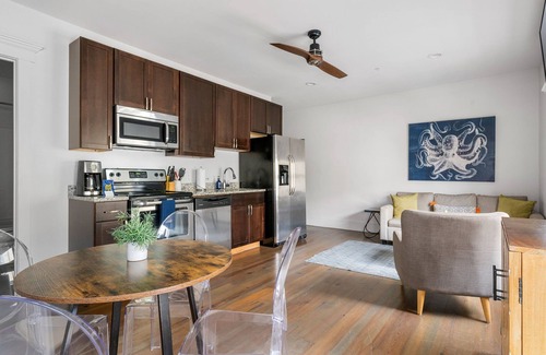 Downtown Charleston Apartment | The Quad at 493 - 4 Suites - Right on King!