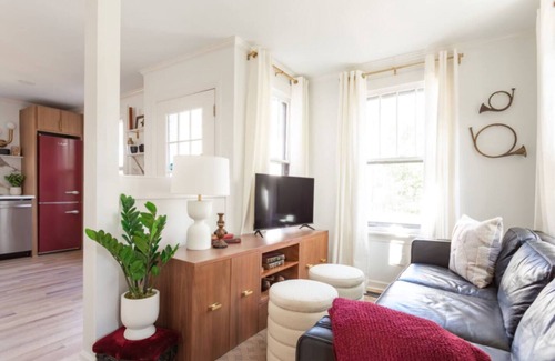 Historic Oakwood Condo | The Quaint Quarters-Oakwood/Modern Chic- Pets OK