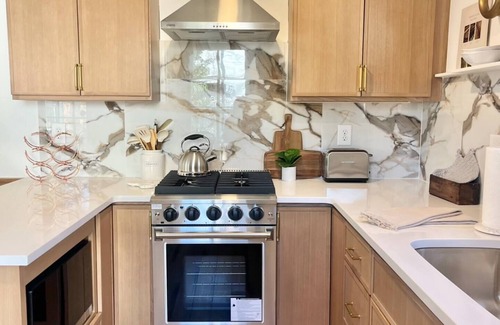 Historic Oakwood Condo | The Quaint Quarters-Oakwood/Modern Chic- Pets OK