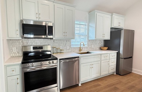 South Central Houston Apartment | The Queen's Hamlet; New Apt close to Texas Medical Center and Rice University.