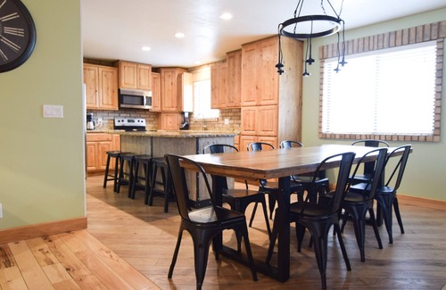Lindon House | The Ranch House Sleeps 20, Bikes, Hot Tub