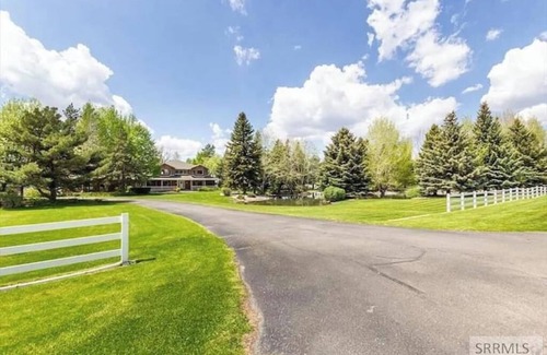 Rexburg House | The Red Brick Haven - Pond Golf Fish Sleeps 24+