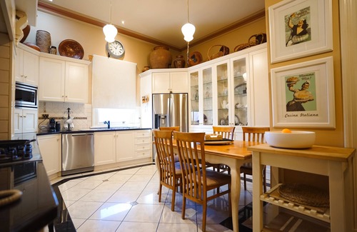 Glenelg South House | The Red Door: Expansive Home/Pool/4 BR w Ensuitesn