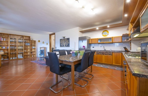 Bardolino House | The Red House - between lake and mountain