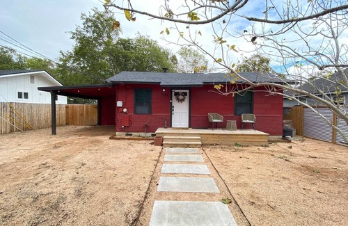 East MLK House | The Red House Private Yard with Hot Tubnn