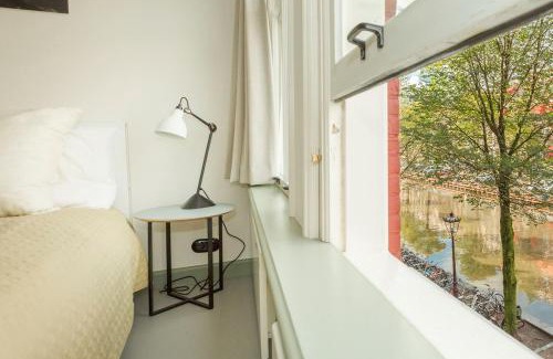 Burgwallen Nieuwe Zijde House | The Red Ox - Super Central Canal View Rooms