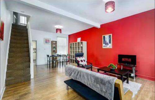 Crosby House | The Red Retreat, 7 Beds, Garden, Free Parking, Contractors, Fast Wifi, Smart TV
