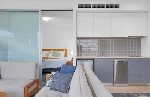Cairns Central Business District Condo | The Reef Pad, Ideally Located With a Steller View! 1BR 1BA + Balcony
