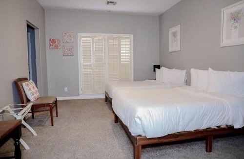 Montgomery House | The Regal Courtyard Retreat 5 Min to ASU