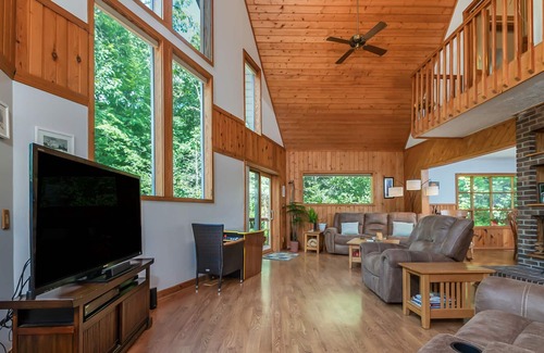 Mills River House | The Resort, Cabin, forest, 6 acres, private swimming pool, pickleball