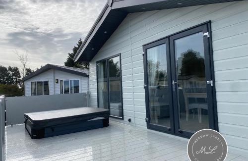 Chapel Saint Leonards Apartment | The Retreat 21 Lodge- Hot Tub, pet friendly, WiFi, bath - Golden Palm Resort - Meadow Lakes Caravan & Lodge Hire