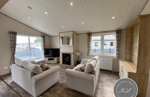 Chapel Saint Leonards Apartment | The Retreat 21 Lodge- Hot Tub, pet friendly, WiFi, bath - Golden Palm Resort - Meadow Lakes Caravan & Lodge Hire
