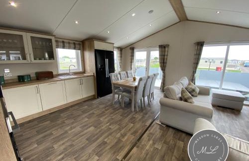 Chapel Saint Leonards Apartment | The Retreat 21 Lodge- Hot Tub, pet friendly, WiFi, bath - Golden Palm Resort - Meadow Lakes Caravan & Lodge Hire