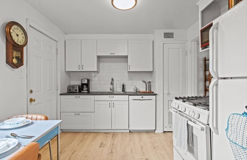 Colorado Springs House | The Retro Retreat | Artsy, Midterm Rental Perfect for Remote Work