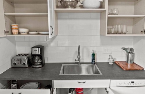 Colorado Springs House | The Retro Retreat | Artsy, Midterm Rental Perfect for Remote Work