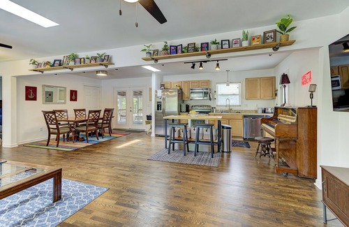 Wilmington House | The Rhythm Ranch 2BR/1BA minutes to UNCW & Wrightsville Beach!