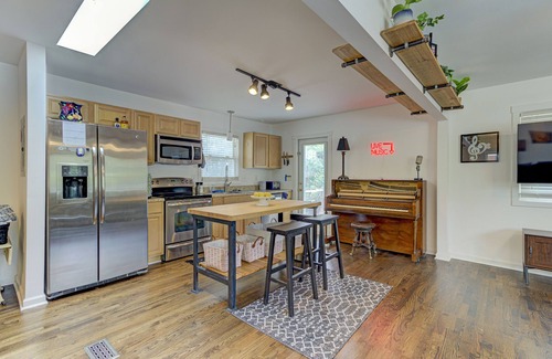 Wilmington House | The Rhythm Ranch 2BR/1BA minutes to UNCW & Wrightsville Beach!