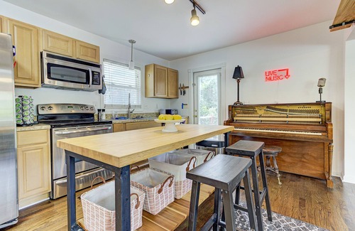 Wilmington House | The Rhythm Ranch 2BR/1BA minutes to UNCW & Wrightsville Beach!