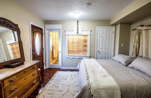 Drumheller Apartment | The River Blossom Suite - Downtown