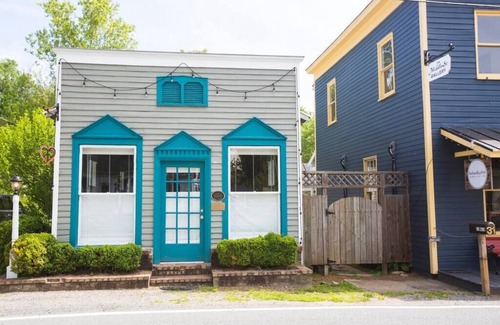 Sperryville House | The River Cottage: 29 Main Street