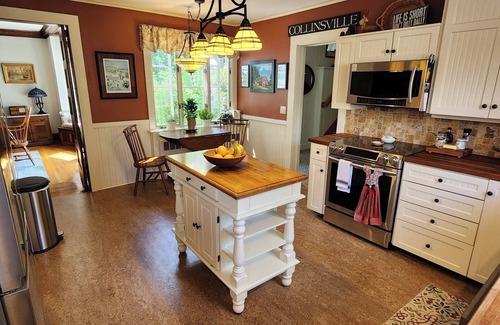 Collinsville House | The River House - Collinsville - A Historic Beauty!