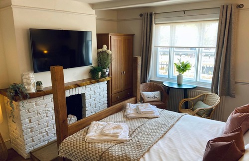 Newark House | The Riverside Rooms
