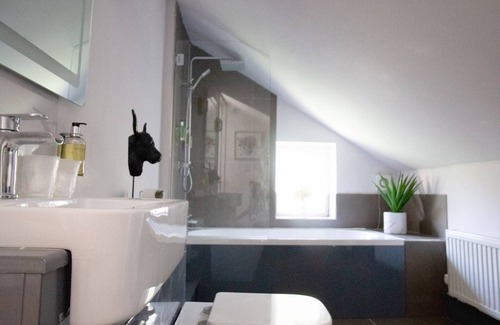 Newark House | The Riverside Rooms