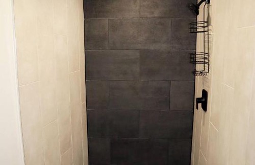 Minden Hills Hotel | The Rockcliffe Moore Falls (Palms Suite)