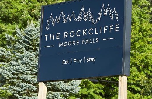 Minden Hills Hotel | The Rockcliffe Moore Falls (South Bird Suite)