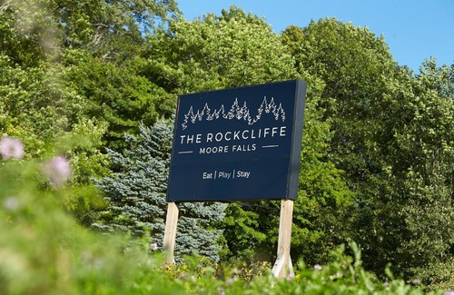 Minden Hills Hotel | The Rockcliffe Moore Falls (South Bird Suite)