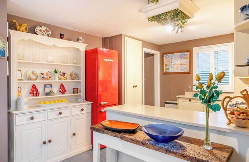 Bridport Cottage | The Roddy House is a charming three-bedroom thatched cottage in West Bay.