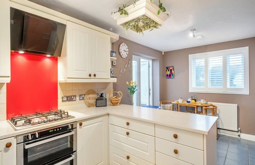 Bridport Cottage | The Roddy House is a charming three-bedroom thatched cottage in West Bay.