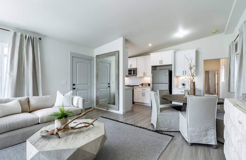 Beach Barber Tract Condo | The Rosemont II - 2BR La Jolla Gem Near the Beach