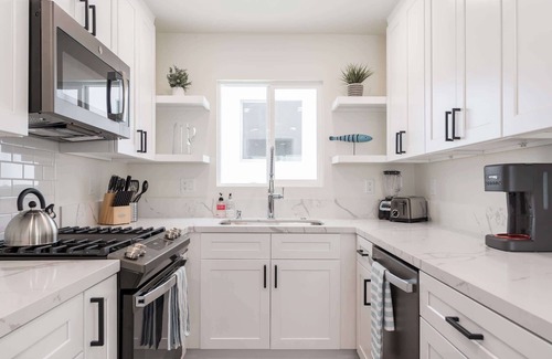 Beach Barber Tract Condo | The Rosemont III - Upscale 2BR Near the Beach