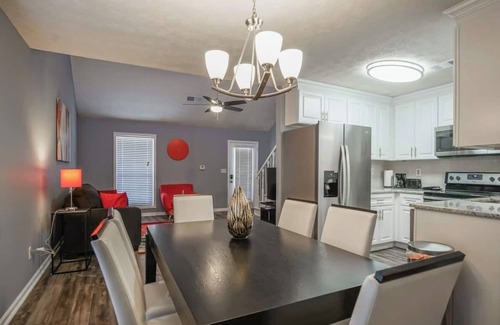 Conyers House | The Rosewood Townhouse - 10 mins to horse park!