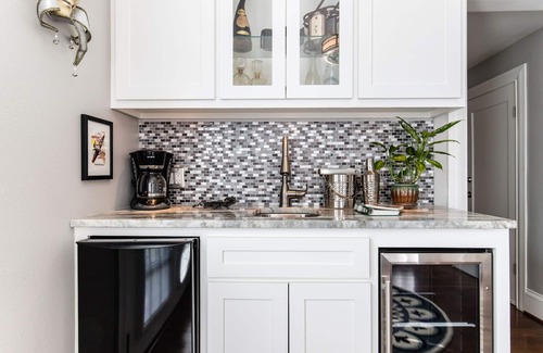 Oak Cliff House | The Roux House Offers Luxury, Comfort & Location!
