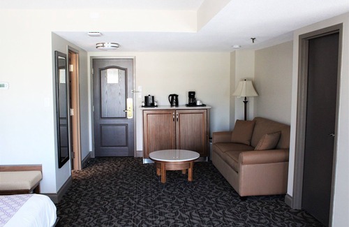 Kelowna Central Business District Hotel | The Royal Anne Hotel